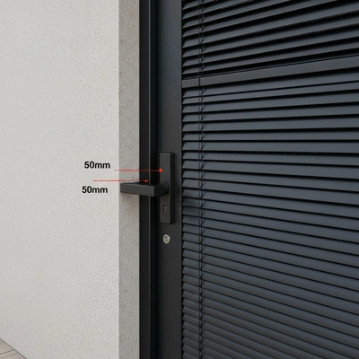 Gros plan sur une porte blindée moderne et sécurisée, avec une serrure multipoints visible, dans un cadre résidentiel, no text, no words, no typography, clean image