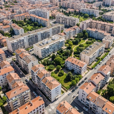 Vue aérienne d'un quartier résidentiel de Marseille avec divers immeubles d'appartements et espaces verts